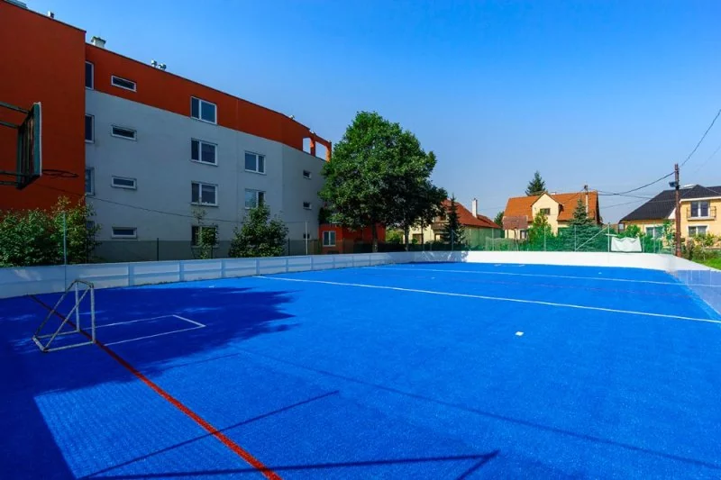 Hokejbalové ihrisko - pokládka umelej trávy - Mojš - Marotrade